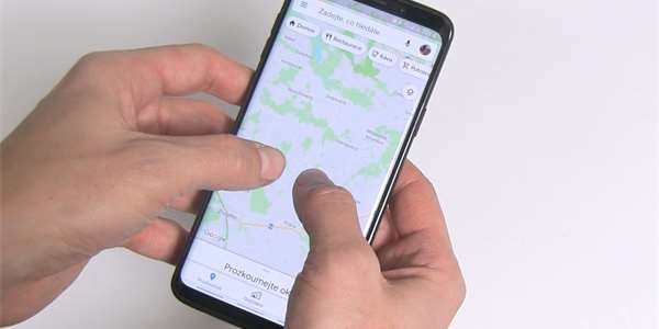 Standardně jsme zvyklí přibližovat či oddalovat mapu v aplikaci Google Mapy gestem dvěma prsty. Jde to ale i jedním prstem