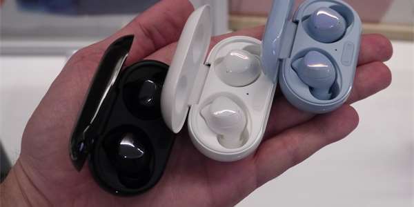 Nová generace sluchátek Samsung Galaxy Buds+ ve třech barevných variantách