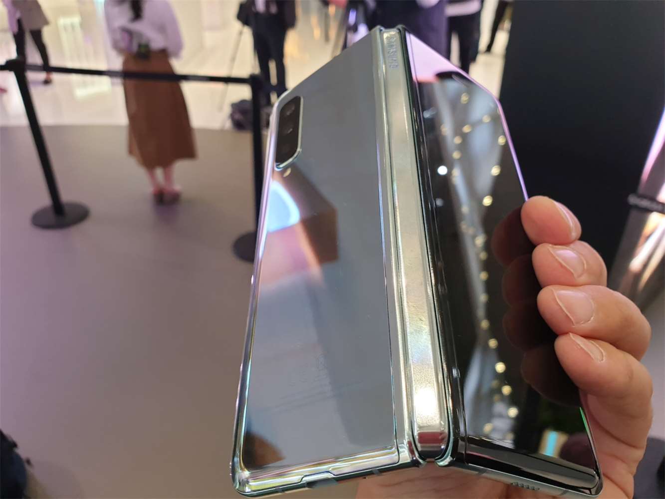 Galerie - Samsung Galaxy Fold 2 bude mít vnitřní displej krytý vrstvou ultratenkého skla – SamsungMania.cz