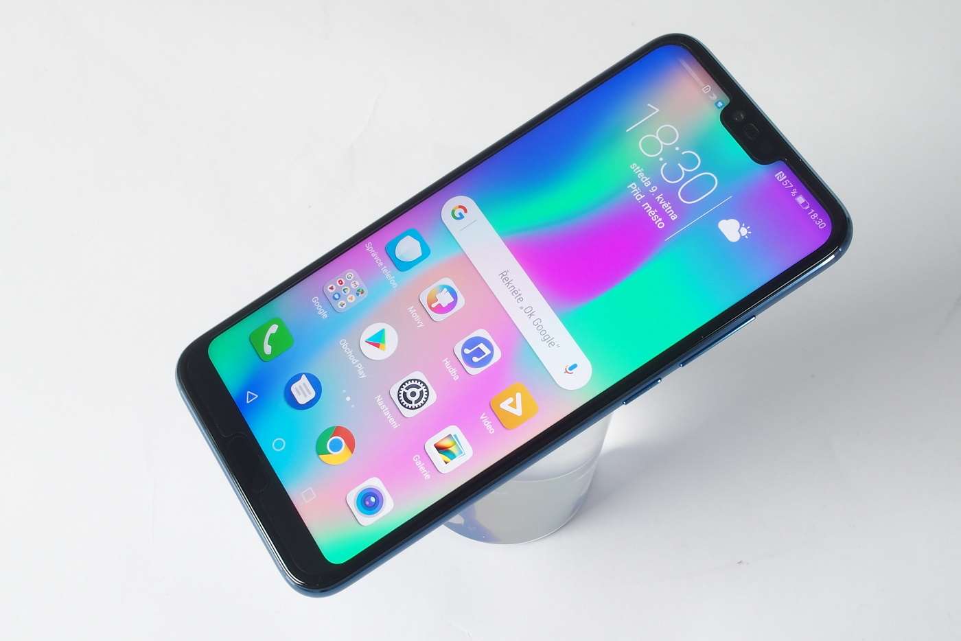 Galerie - RECENZE: Honor 10 drtí konkurenci nejen duhovými odlesky, ale i výbavou a cenou – MobilMania.cz